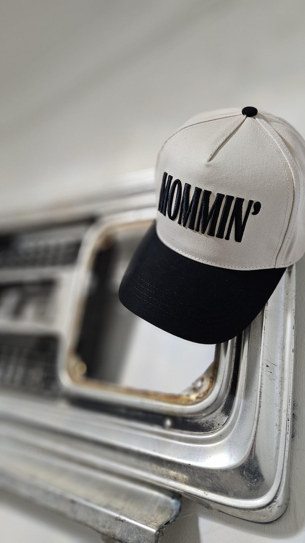 MOMMIN' Embroidered Baseball Hat